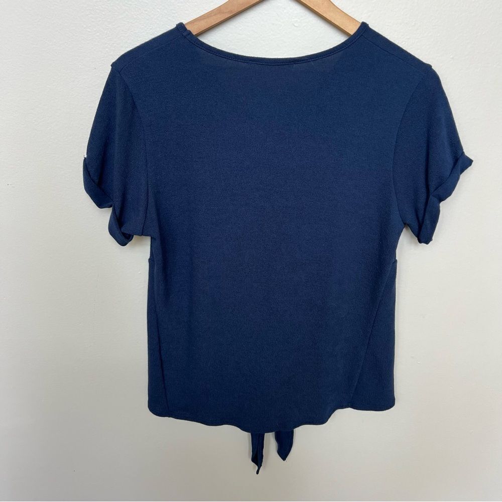 Jolie Nwt Women's Navy Tie-Front Top Size Medium Francesca’s Boutique Shirt — image 5 of 8